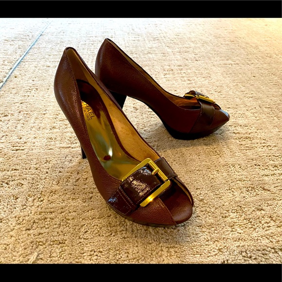Shoes - MICHAEL KORS chocolate platform heels w/gold. NEW with box. Size 8. “Allister”